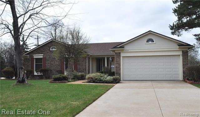 front view picture of 1027 Fountain Dr, Troy, MI. 48098