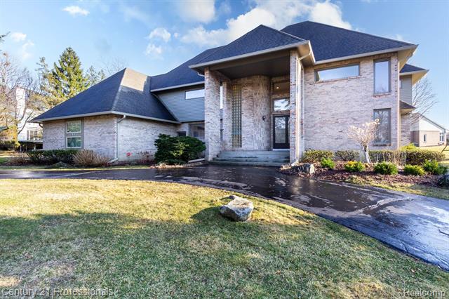 front view picture of 3885 Wabeek Lake Dr E, Bloomfield Hills, MI. 48302