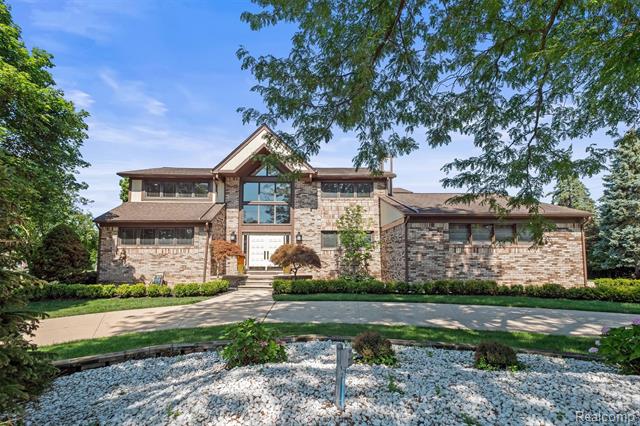 front view picture of 1900 Seminole Ct, Bloomfield Hills, MI. 48302