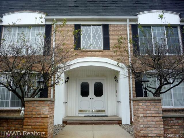 front view picture of 150 E Long Lake Rd, Bloomfield Hills, MI. 48304