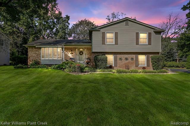 front view picture of 2406 Kingsbury Dr, Troy, MI. 48098