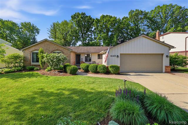 front view picture of 640 Longfellow Dr, Troy, MI. 48085