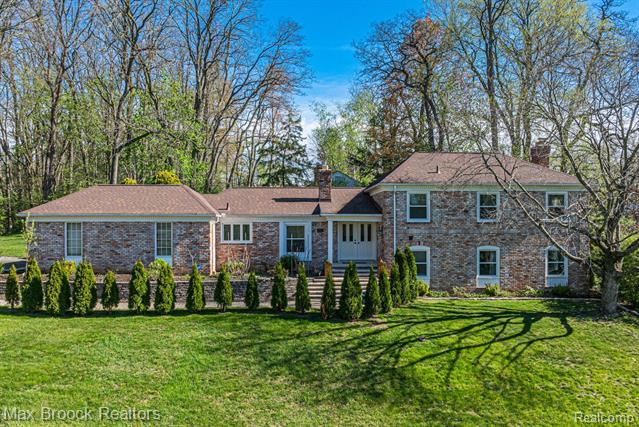 front view picture of 3835 Lakecrest Dr, Bloomfield Hills, MI. 48304
