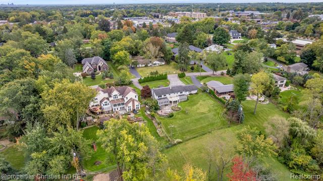 front view picture of 830 N Pemberton Rd, Bloomfield Hills, MI. 48302