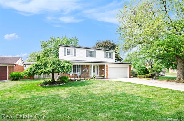 front view picture of 2100 Cumberland Dr, Troy, MI. 48085