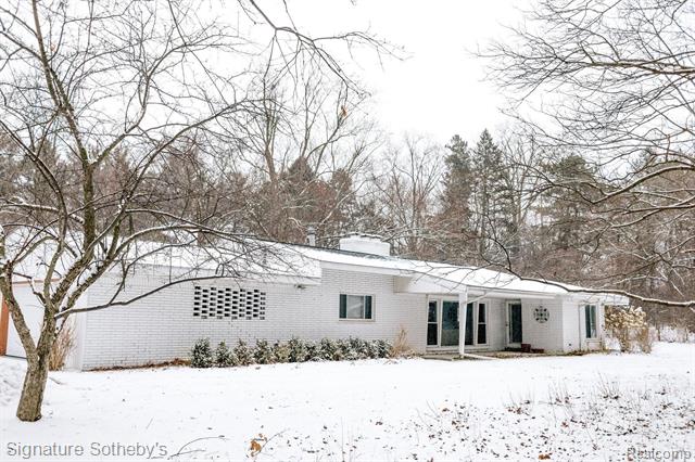 front view picture of 3975 Brookside Dr, Bloomfield Hills, MI. 48302