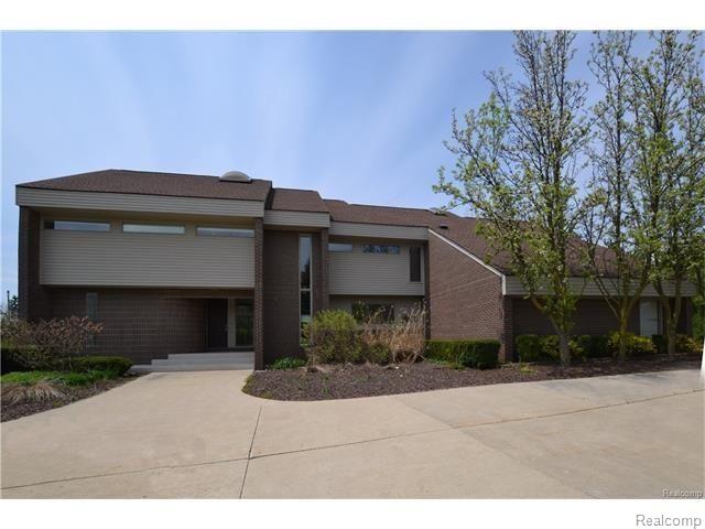 front view picture of 3830 Columbia Dr, Bloomfield Hills, MI. 48302