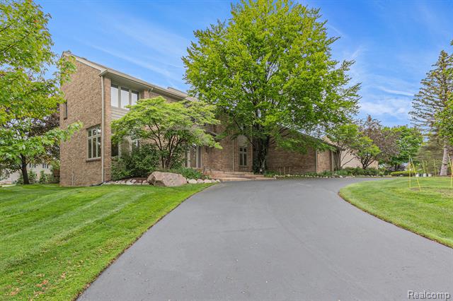 front view picture of 3870 Glen Falls Dr, Bloomfield Hills, MI. 48302