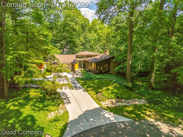 front view picture of 3939 Charing Cross Rd, Bloomfield Hills, MI. 48304