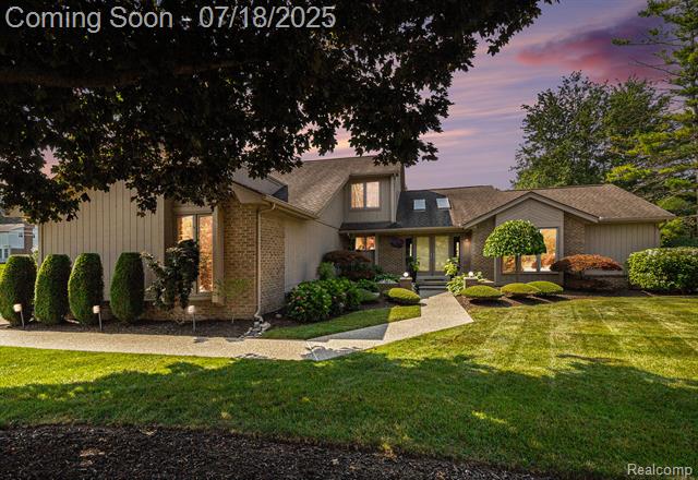 front view picture of 2033 Sundew Dr, Troy, MI. 48098