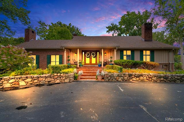 front view picture of 1887 Harvest Ln, Bloomfield Hills, MI. 48302