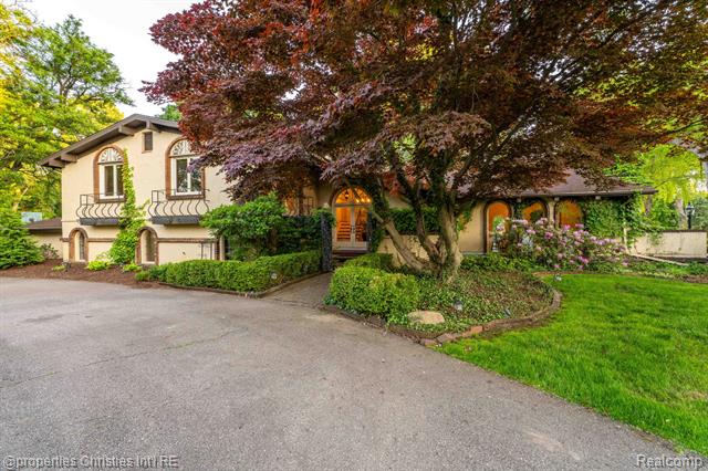 front view picture of 1865 Harvest Ln, Bloomfield Hills, MI. 48302