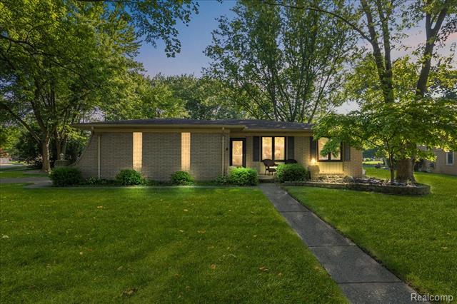 front view picture of 4674 Chapel Dr, Troy, MI. 48085