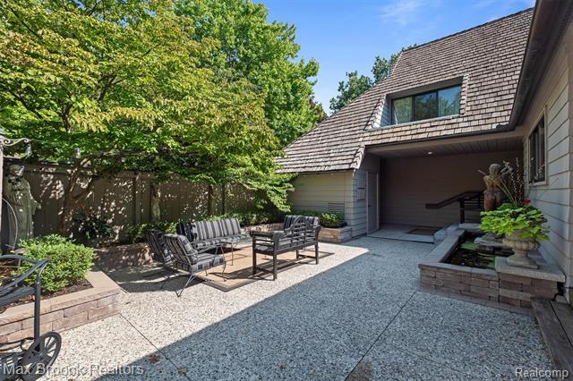 front view picture of 969 Bloomfield Woods, Bloomfield Hills, MI. 48304