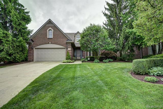 front view picture of 1081 Park Place Ct, Bloomfield Hills, MI. 48302