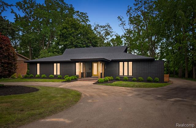 front view picture of 3405 Pine Estates Dr, West Bloomfield, MI. 48323