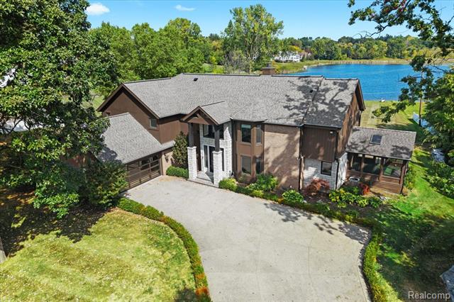front view picture of 3403 Chickering Ln, Bloomfield Hills, MI. 48302