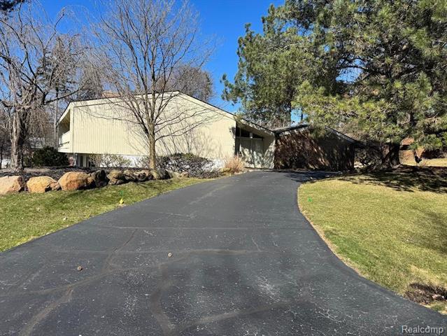 front view picture of 1886 Harvest Ln, Bloomfield Hills, MI. 48302