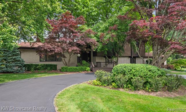 front view picture of 1804 W Bend Dr, Bloomfield Hills, MI. 48302