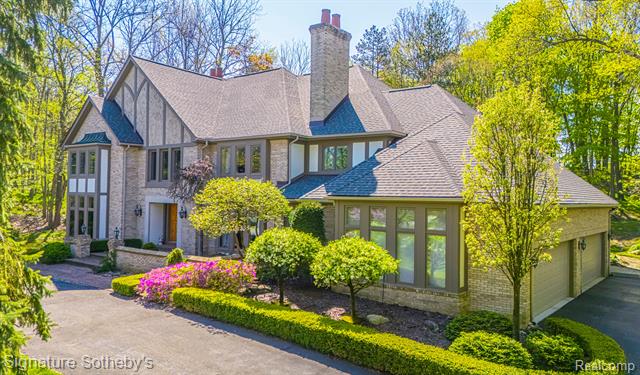 front view picture of 371 Pine Ridge Dr, Bloomfield Hills, MI. 48304