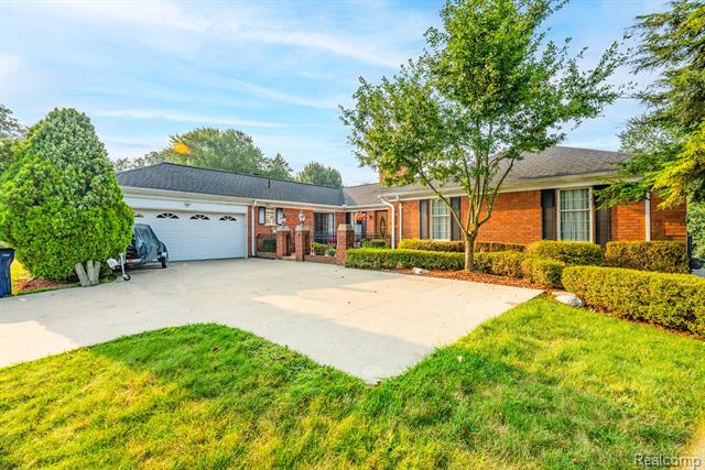 front view picture of 1853 W Bend Dr, Bloomfield Hills, MI. 48302