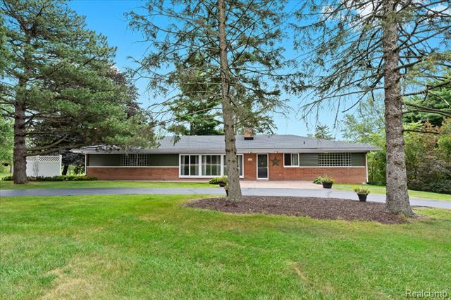 front view picture of 1036 E Long Lake Rd, Bloomfield Hills, MI. 48304