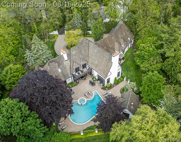 front view picture of 2010 W Valley Rd, Bloomfield Hills, MI. 48304