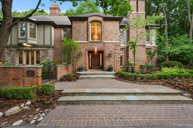front view picture of 347 Pine Ridge Dr, Bloomfield Hills, MI. 48304