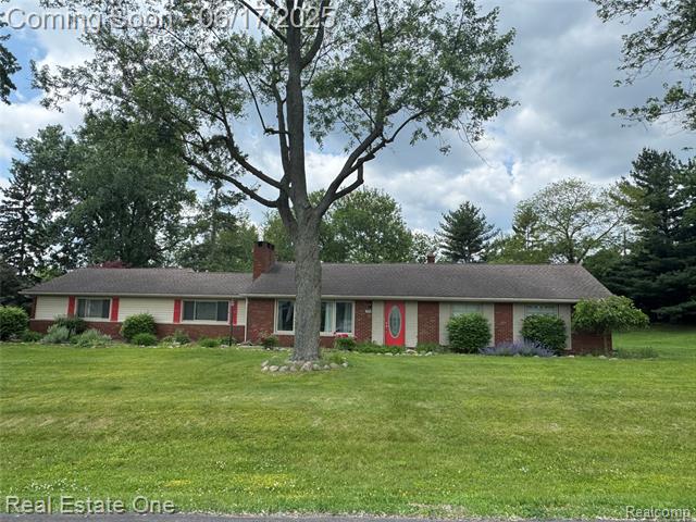 front view picture of 3340 Chickering Ln, Bloomfield Hills, MI. 48302