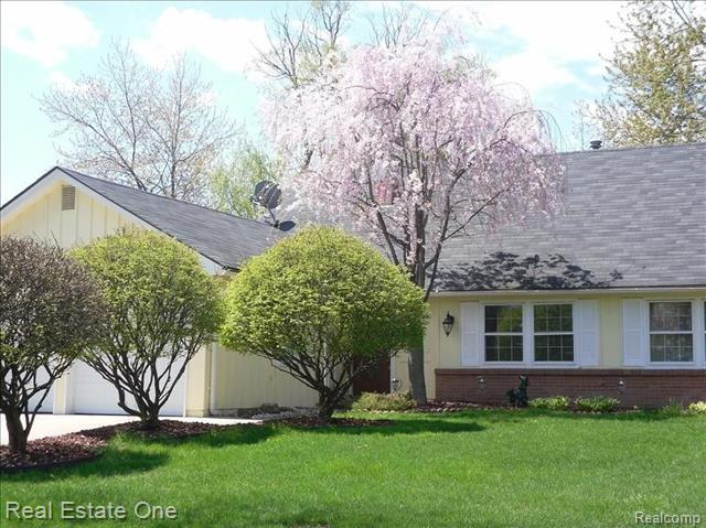 front view picture of 4757 Hyde Park Dr, Troy, MI. 48085