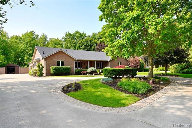 front view picture of 960 Eckford Dr, Troy, MI. 48085