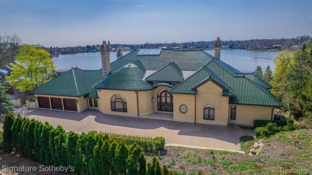 front view picture of 1567 Island Ln, Bloomfield Hills, MI. 48302