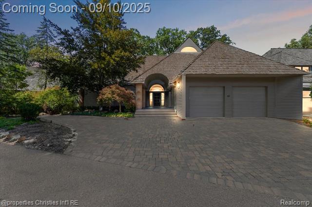 front view picture of 40 Scenic Oaks Dr, Bloomfield Hills, MI. 48304