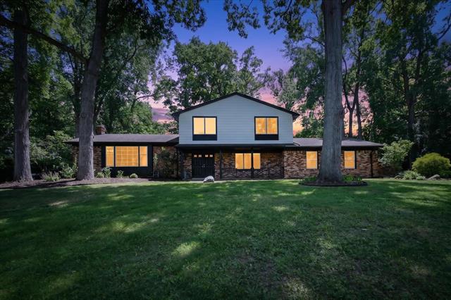 front view picture of 2049 Shore Hill Dr, West Bloomfield, MI. 48323