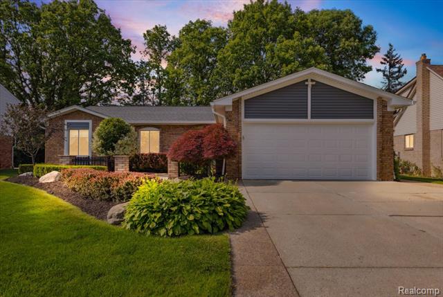 front view picture of 1101 Shallowdale Dr, Troy, MI. 48085