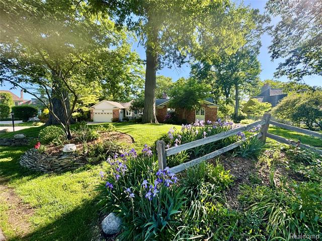 front view picture of 1448 Inwoods Cir, Bloomfield Hills, MI. 48302