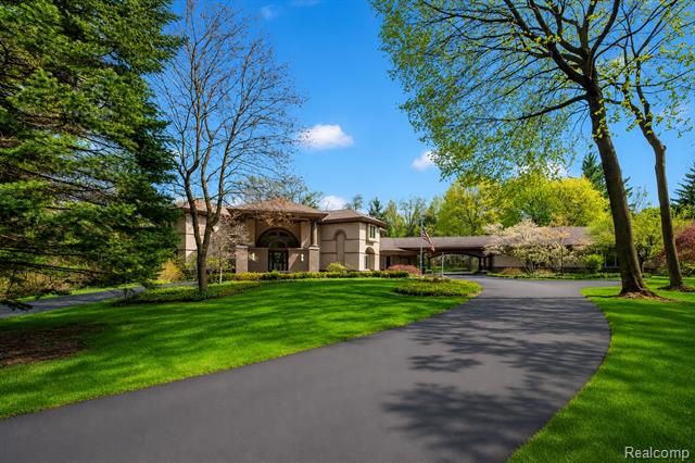 front view picture of 1800 Tiverton Rd, Bloomfield Hills, MI. 48304