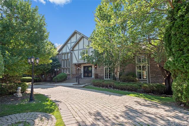 front view picture of 3377 Indian Summer Dr, Bloomfield Hills, MI. 48302