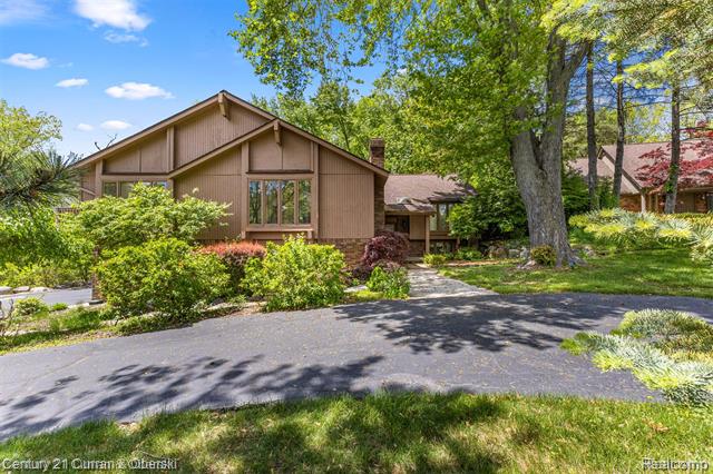 front view picture of 2211 Shore Hill Dr, West Bloomfield, MI. 48323