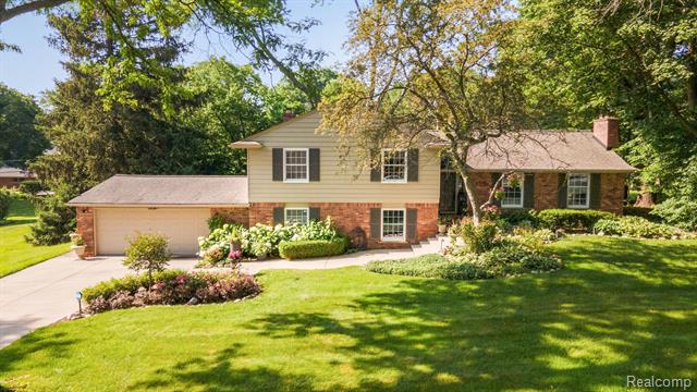 front view picture of 950 Satterlee Rd, Bloomfield Hills, MI. 48304