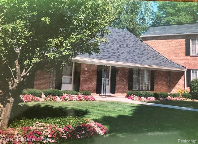 front view picture of 1750 Tiverton Rd, Bloomfield Hills, MI. 48304