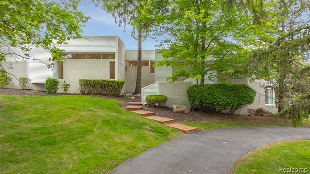 front view picture of 1752 Alexander Dr, Bloomfield Hills, MI. 48302