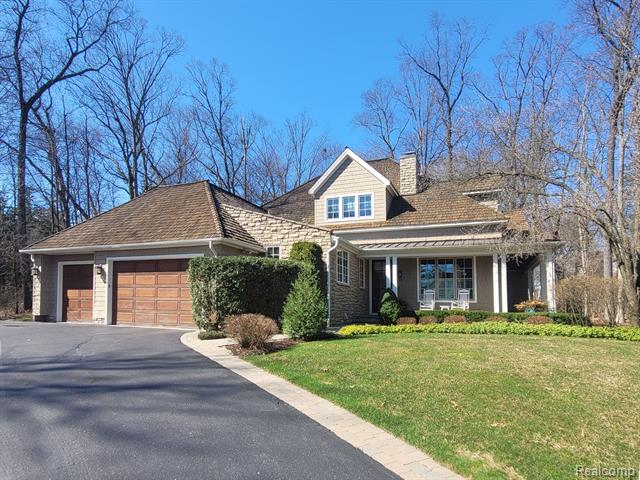 front view picture of 59 Scenic Oaks Dr, Bloomfield Hills, MI. 48304