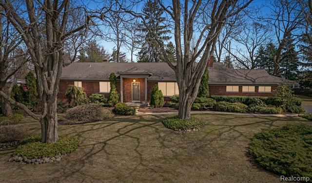 front view picture of 5889 Orchard Bend Rd, Bloomfield Hills, MI. 48301