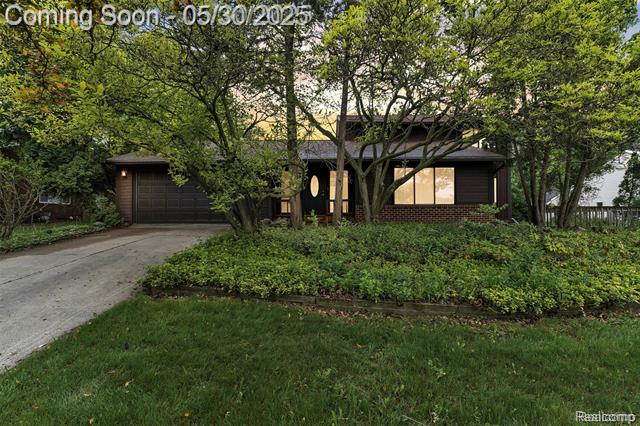 front view picture of 5772 Perrytown Dr, West Bloomfield, MI. 48322