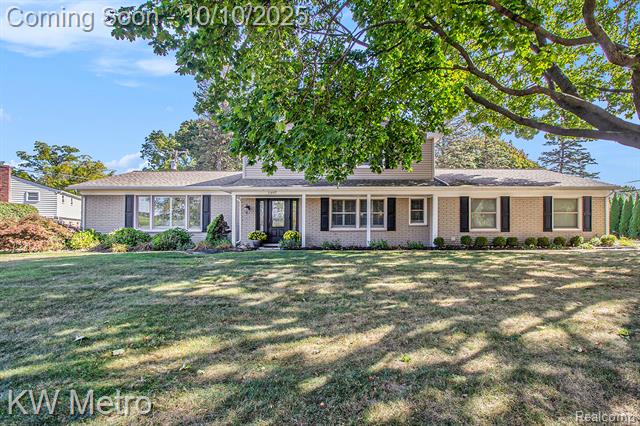 front view picture of 5897 Sutters Ln, Bloomfield Hills, MI. 48301