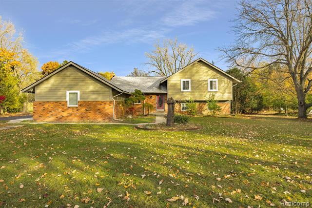 front view picture of 5731 Farmington Rd, West Bloomfield, MI. 48322