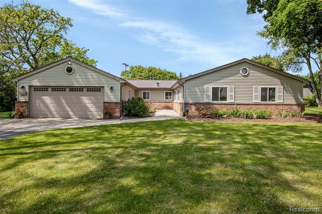 front view picture of 5908 Burnham Rd, Bloomfield Hills, MI. 48302