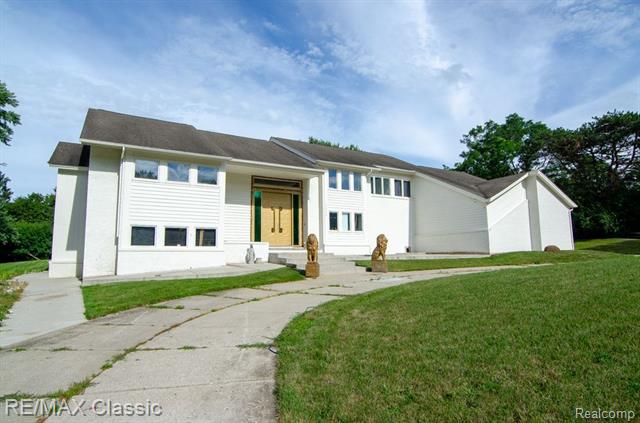 front view picture of 3865 Stonecrest Rd, West Bloomfield, MI. 48322