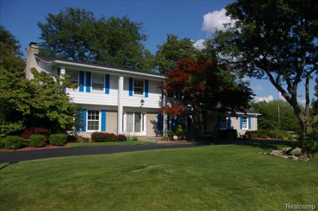 front view picture of 5819 Raven Rd, Bloomfield Hills, MI. 48301